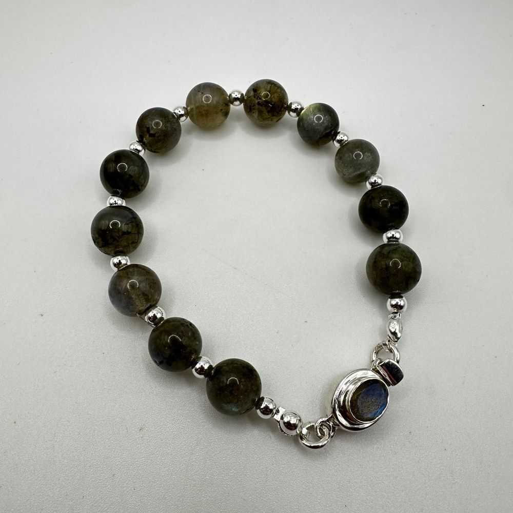 NWOT Stunning 10mm Labradorite and 925 accent beaded bracelet w/ faceted clasp!‎ - Picture 6 of 9